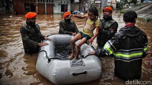 Foto Aksi TNI Bantu Warga Korban Banjir di Cipinang Melayu