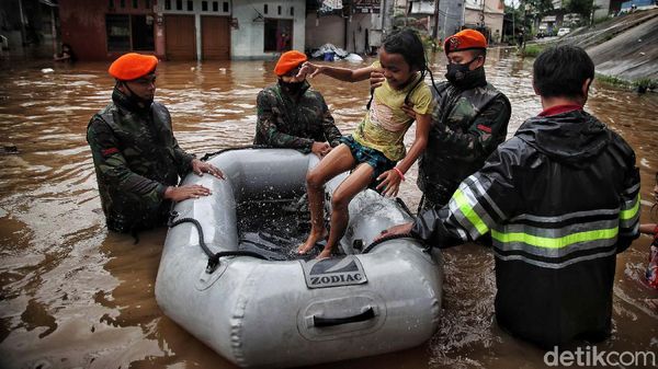 Foto Aksi TNI Bantu Warga Korban Banjir di Cipinang Melayu