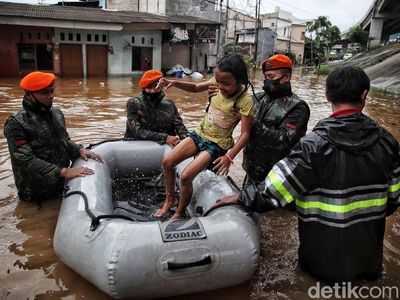 Foto Aksi TNI Bantu Warga Korban Banjir di Cipinang Melayu