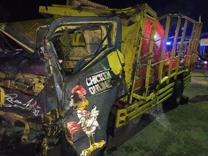 Truk Tabrak Pembatas Jalan hingga Ringsek, Sopir Tewas Terjepit