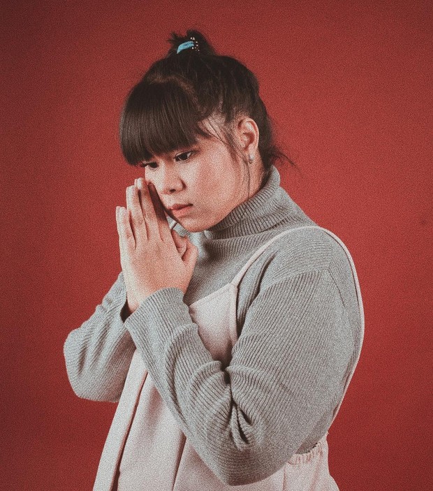 Turtle Neck Sweater Ala Estiansyah/instagram.com/estiancah Tampilan unik dan menggemaskan dengan style sweater yang dipadukan dengan outer senada.