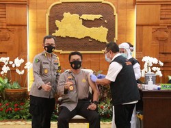 Forkopimda Jatim Ikut Vaksinasi COVID-19 Kedua di Grahadi