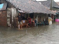 Saat Warga Pekalongan Santuy Mancing di Tengah Banjir