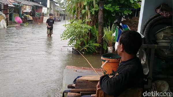 Warga Pekalongan Ramai-ramai Mancing di Tengah Banjir