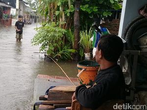 Warga Pekalongan Ramai-ramai Mancing di Tengah Banjir