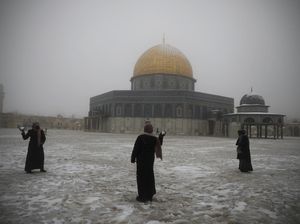 Masjid Al Aqsa dan Tembok Ratapan Diselimuti Salju Masjid Al Aqsa dan Tembok Ratapan Diselimuti Salju