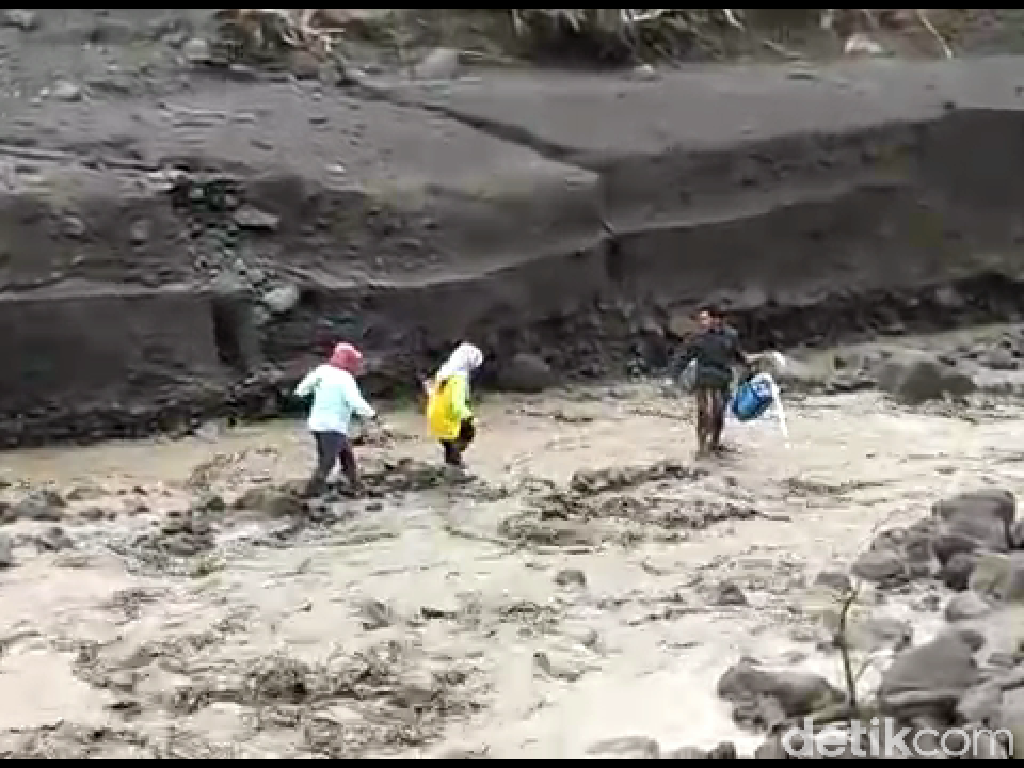 Sempat Terjebak Banjir Lahar Semeru, 10 Warga Lumajang Berhasil Dievakuasi Sempat Terjebak Banjir Lahar Semeru, 10 Warga Lumajang Berhasil Dievakuasi