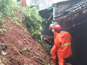 Diguyur Hujan Sejak Dini Hari, 3 Rumah di Depok Tertimbun Longsor