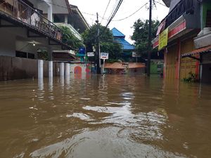 Tanggul Kali Jebol, Kantor Kecamatan Mampang Terendam Banjir Semeter