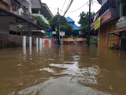 Tanggul Kali Jebol, Kantor Kecamatan Mampang Terendam Banjir Semeter
