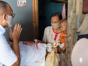 Sambil Panas-panasan, Andre Rosiade Bagikan Sembako Susuri 2.500 Rumah