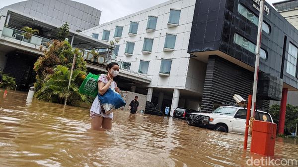 Banjir Setinggi Paha Rendam Kemang