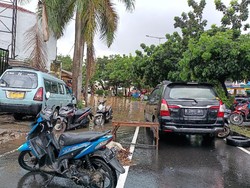 Pasar Puri Indah dan Meruya Ilir Jakbar Banjir, Kendaraan Tak Bisa Melintas