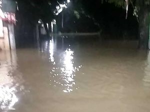 Banjir Setinggi 80 Cm, Jl Penghubung Jaktim-Bekasi Tak Bisa Dilalui Kendaraan