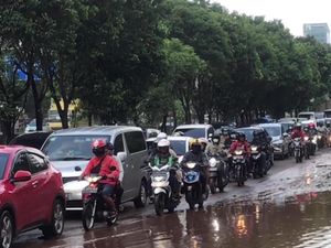 Banjir di Jalan TB Simatupang Mulai Surut, Kendaraan Bisa Melintas