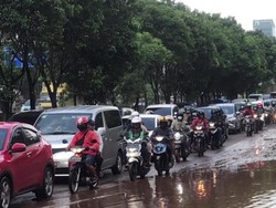 Banjir di Jalan TB Simatupang Mulai Surut, Kendaraan Bisa Melintas