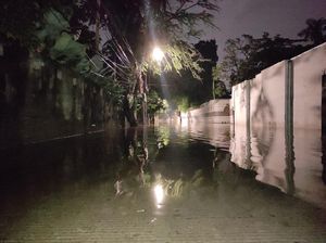 Banjir di Kemang Timur V Surut 50 Cm Malam Ini, Kendaraan Belum Bisa Lewat Banjir di Kemang Timur V Surut 50 Cm Malam Ini, Kendaraan Belum Bisa Lewat