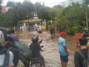 Jalan Pejaten Barat Jaksel Masih Banjir Sejak Pagi, Motor Tak Bisa Melintas