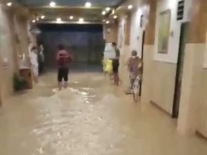 Banjir Sempat Terjang Ruang Isolasi Pasien COVID-19 di Karawang Banjir Sempat Terjang Ruang Isolasi Pasien COVID-19 di Karawang