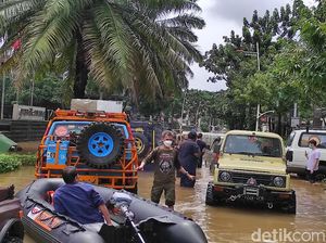 Komunitas Off-Road Derek Mobil yang Terendam Banjir di Kemang