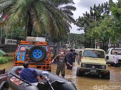 Komunitas Off-Road Derek Mobil yang Terendam Banjir di Kemang
