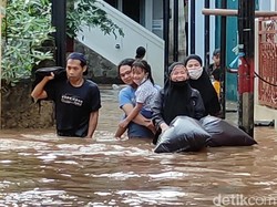 Kebon Pala Jaktim Banjir Sejak Pagi Tadi, Kini Tinggi Air 70 Cm