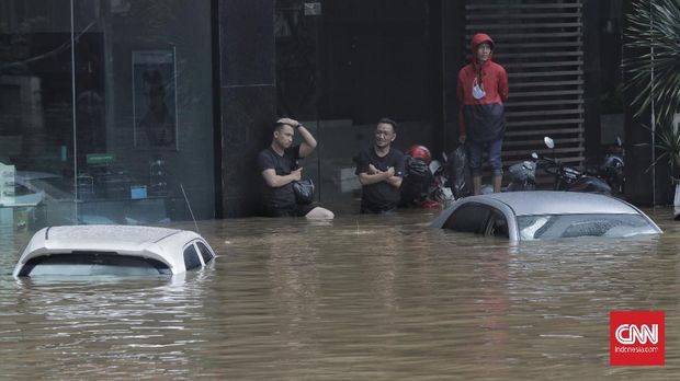 Puluhan mobil terendam banjir akibat di jalan kemang raya, Jakarta, Sabtu, 20 Februari 2021. CNN Indonesia/ Adhi Wicaksono