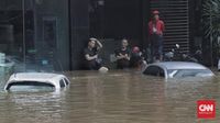 Puluhan mobil terendam banjir akibat di jalan kemang raya, Jakarta, Sabtu, 20 Februari 2021. CNN Indonesia/ Adhi Wicaksono\