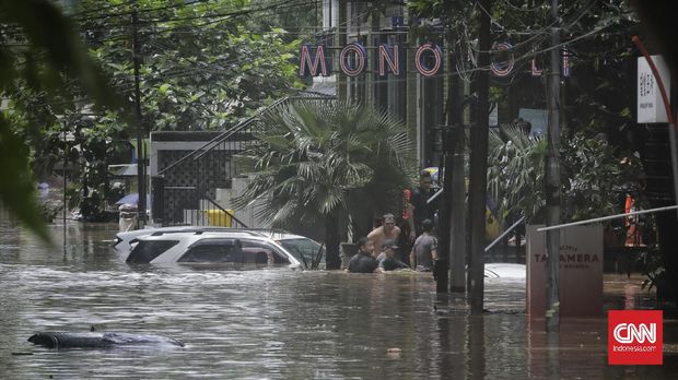 Puluhan mobil terendam banjir akibat di jalan kemang raya, Jakarta, Sabtu, 20 Februari 2021. CNN Indonesia/ Adhi Wicaksono