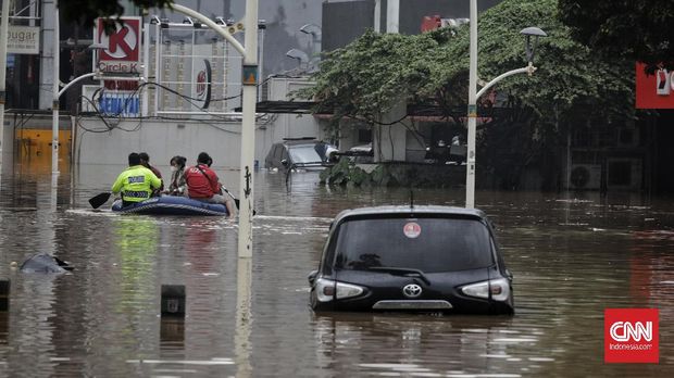 Banjir di kawasan Kemang Raya, Jakarta, 20 Februari 2021. Tingginya intensitas hujan mengakibatkan sejumlah wilayah di ibu kota terendam banjir. CNN Indonesia/ Adhi Wicaksono