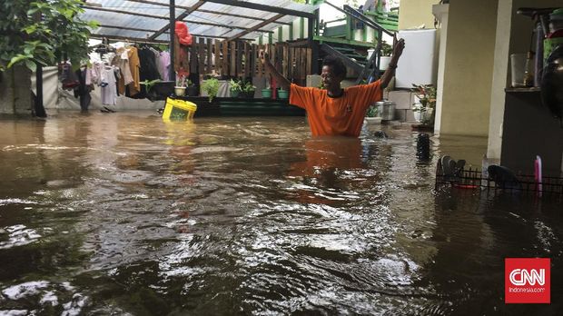 Banjir setinggi 100-230 centimeter melanda kawasan Kemang Selatan,Kelurahan Bangka, Kecamatan Mampang Prapatan, Jakarta Selatan, sejak Sabtu (20/2) dini hari. CNN Indonesia/ Khaira Ummah