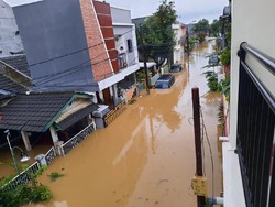 Banjir di Mekarmukti Cikarang Utara, Mobil Warga Terendam