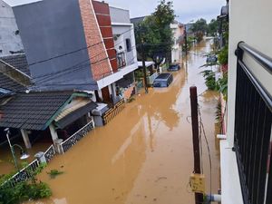 Banjir di Mekarmukti Cikarang Utara, Mobil Warga Terendam Banjir di Mekarmukti Cikarang Utara, Mobil Warga Terendam