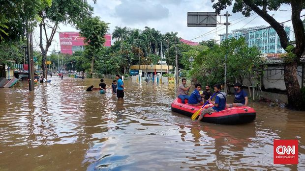 Banjir setinggi 1 meter merendam ruas Jalan Pejaten Barat Raya hingga Sabtu (20/2). Banjir mengakibatkan akses lalu lintas arah Kemang-Pasar Minggu terputus.
