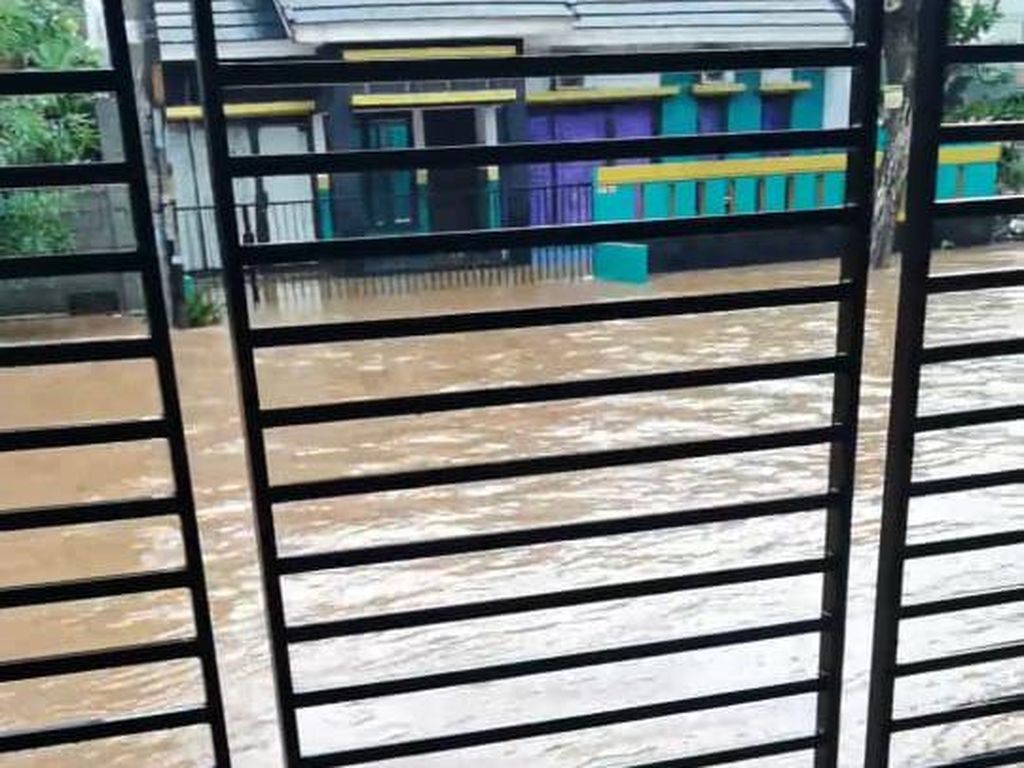 Kali Cakung Meluap, Perumahan Puri Gading Kota Bekasi Kebanjiran