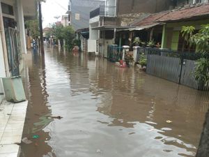 Banjir Rawalumbu Bekasi Belum Surut Sejak Dini Hari, Warga Butuh Bantuan