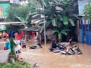 Banjir Cipinang Melayu Masih Capai 2 meter