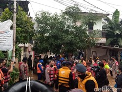 Banjir 3 Meter, Warga Cipinang Melayu Jaktim Dievakuasi Pakai Perahu Karet