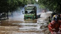 Banjir Lumpuhkan Jalan TB Simatupang