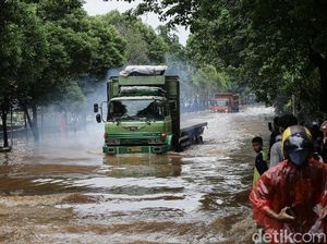 Banjir Lumpuhkan Jalan TB Simatupang
