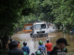 Warga Ramai-ramai Mancing Ikan di Tengah Banjir