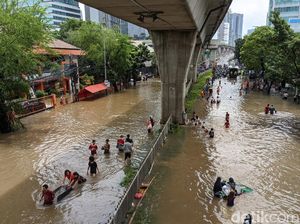 Banjir Putuskan Jalan Tendean