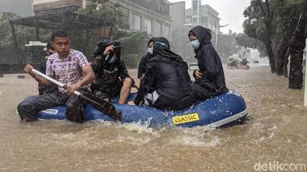 Diguyur Hujan Deras, Jalan Kemang Raya Banjir