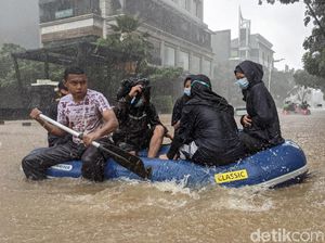 Diguyur Hujan Deras, Jalan Kemang Raya Banjir