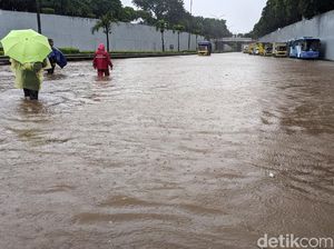Saat Tol Jabodetabek Lumpuh Dikepung Banjir Saat Tol Jabodetabek Lumpuh Dikepung Banjir