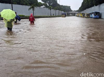 Bak Sungai, Begini Penampakan Banjir di Tol JORR TB Simatupang