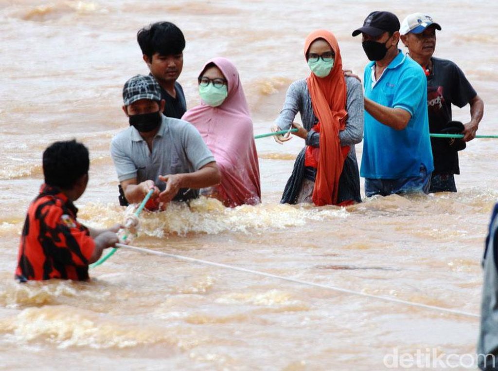 Kata Kemenkes soal Upaya Pencegahan COVID-19 di Lokasi Banjir