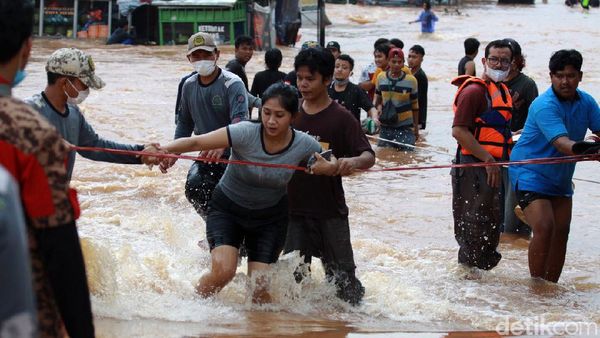 Banjir, Warga Bumi Nasio Indah Dievakuasi Pakai Tali Tambang