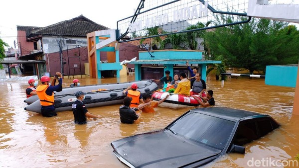 Banjir merendam Perumahan Bumi Nasio Indah Bekasi, Sabtu (20/2/2021). Warga pun mulai dievakuasi.