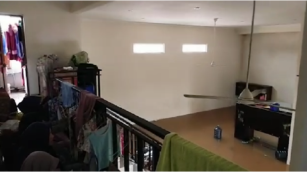 Akibat banjir yang terus meninggi, sekitar 10 santriwati terjebak di salah satu rumah di Perumahan Bumi Nasio Indah, Bekasi, Jawa Barat. Mereka bertahan di lantai 2 rumah, sambil menunggu dievakuasi.
